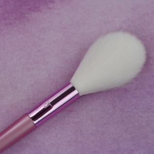 Кисть для хайлайтера / Real Techniques Cashmere Dreams Highlight Brush